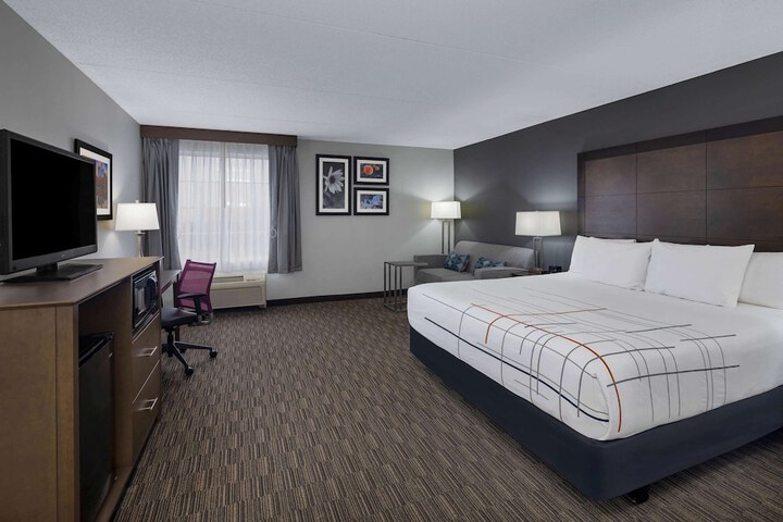 1 King Bed (4 of 8)