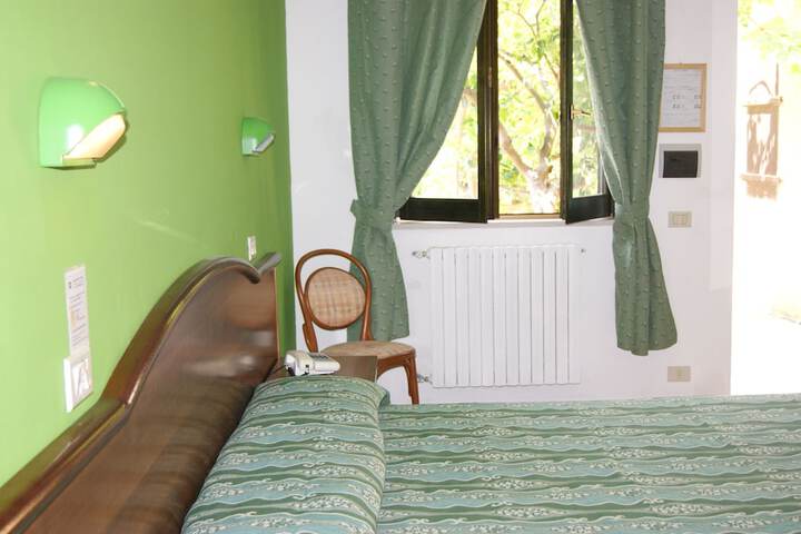 Room 8 of 100