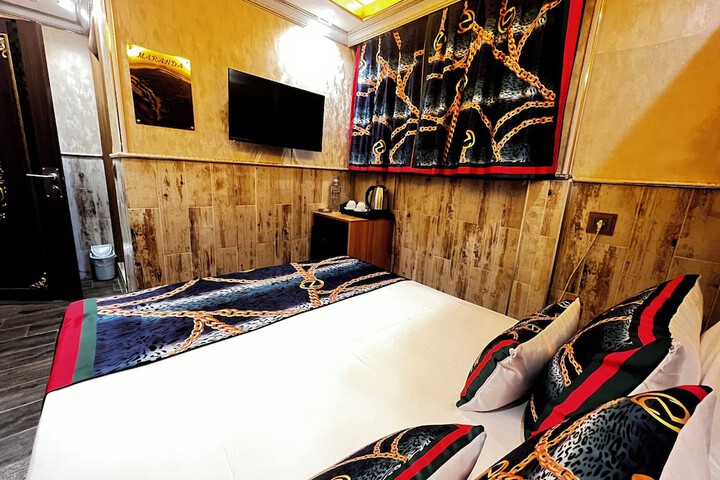 Room 26 of 170