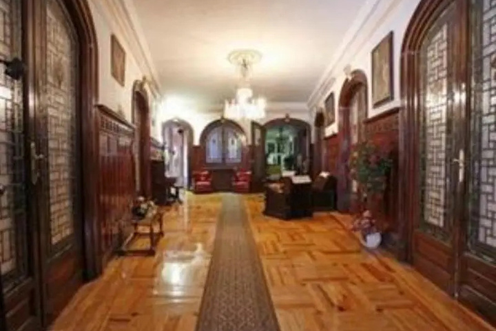 Room 2 of 8