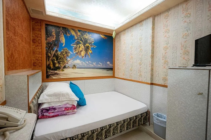 Room 4 of 10