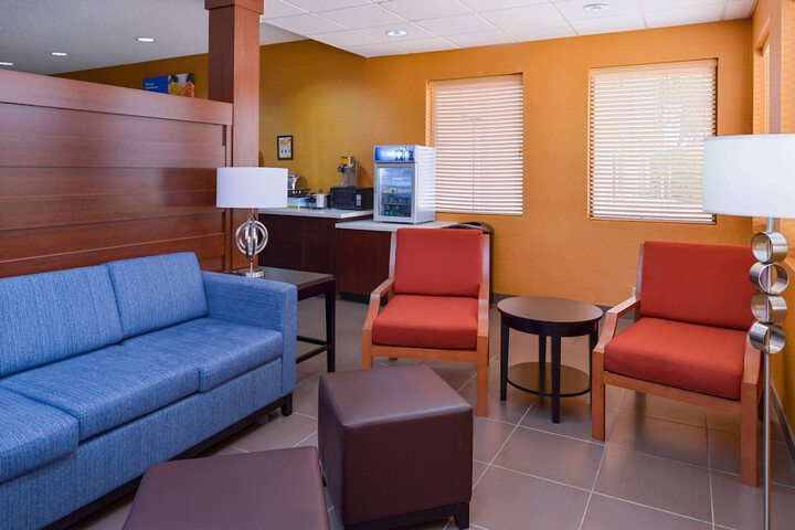 Lounge 79 of 102
