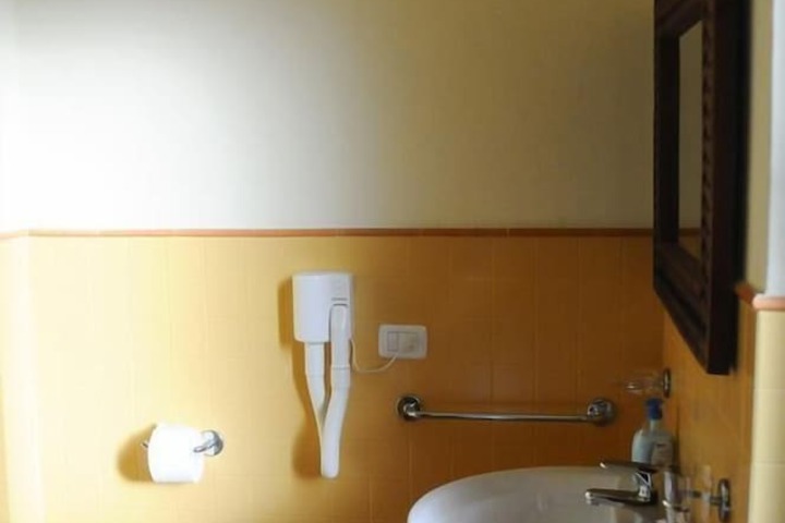 Room 10 of 18