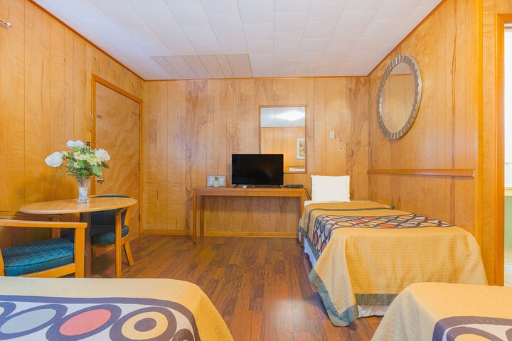 Family 2 Queen Beds Kitchenette (5 of 18)
