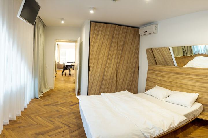 Room 2 of 37