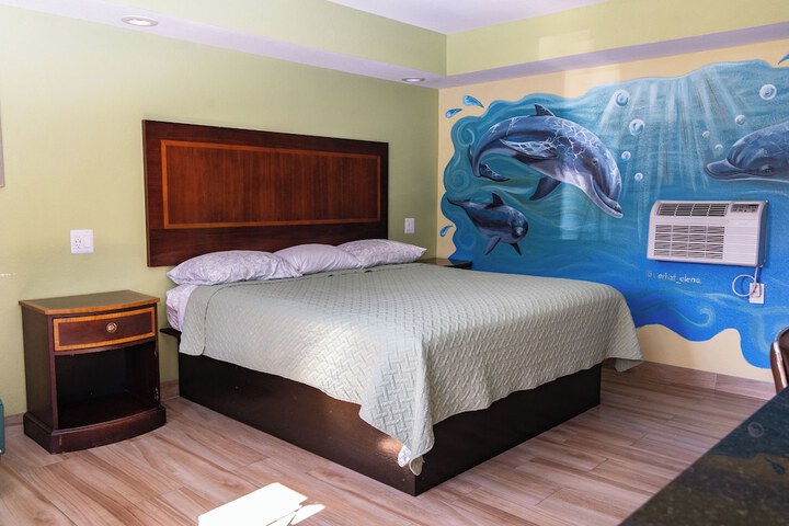 Deluxe Room 1 King Bed (5 of 6)