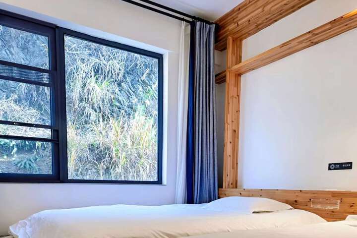 Room 8 of 170