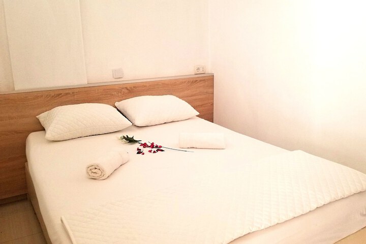Room 8 of 100
