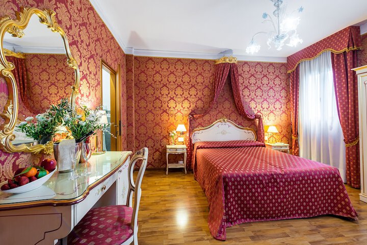 Room 28 of 87