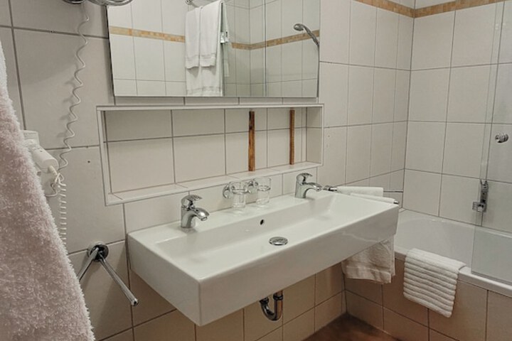Room 7 of 80