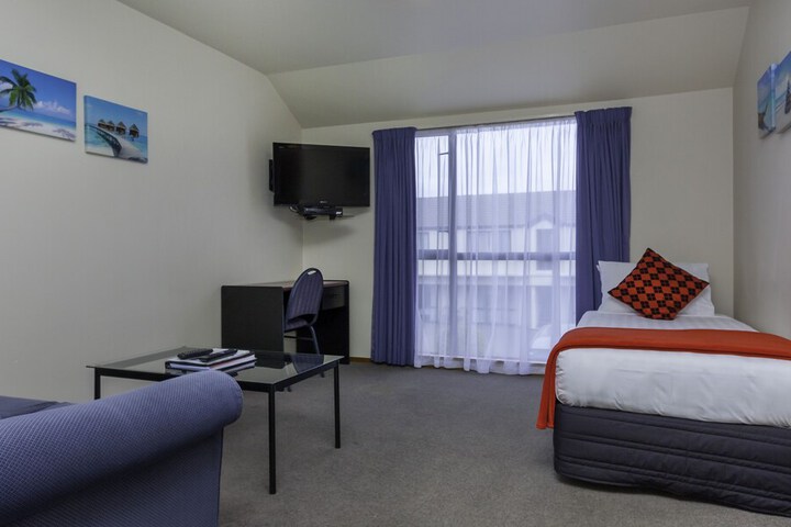 Room 7 of 32