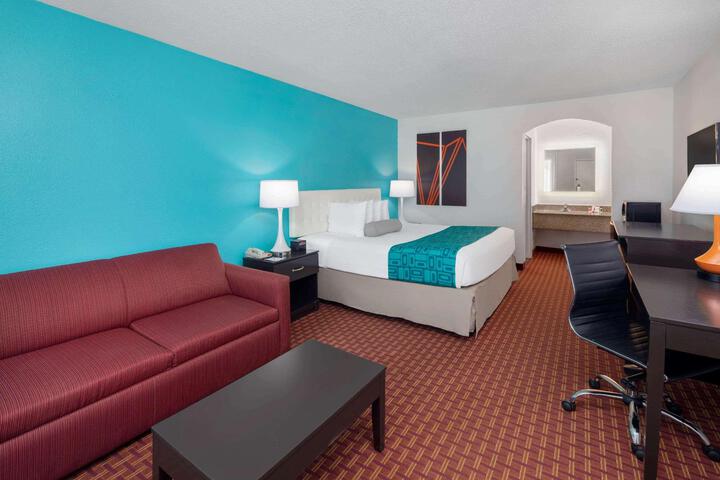 1 King Bed (4 of 8)