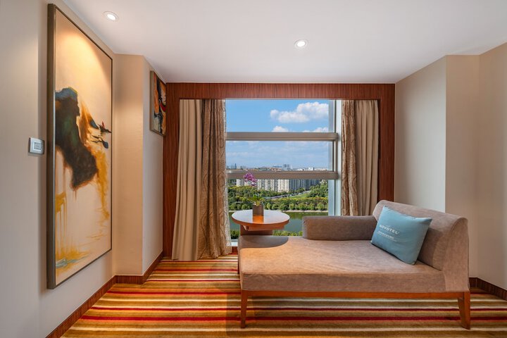 Room 4 of 73