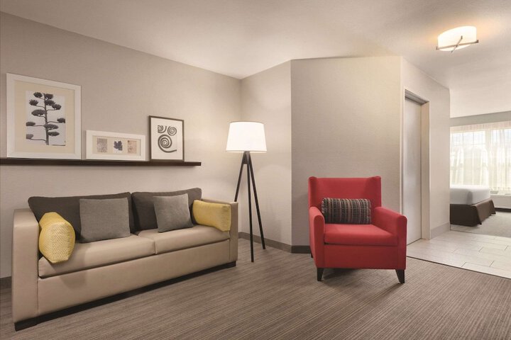 1 King Bed Suite (4 of 9)
