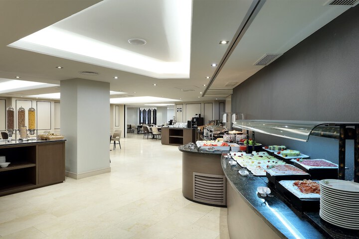 Lounge 62 of 84