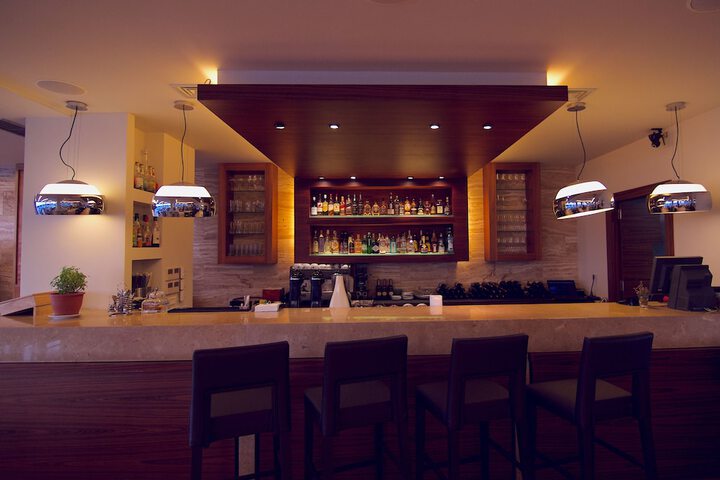 Lounge 32 of 49