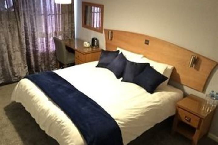 Room 6 of 13
