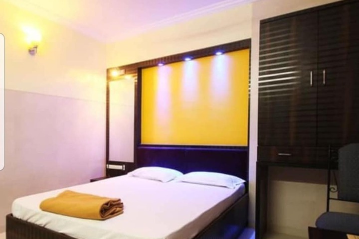 Room 6 of 12