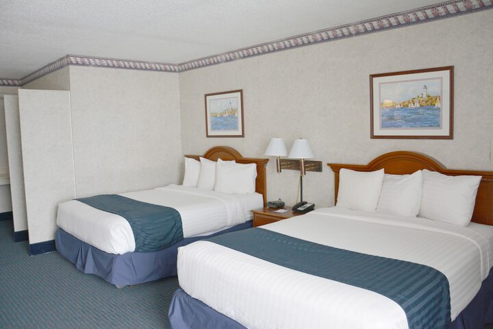 2 Queen Beds (2 of 9)