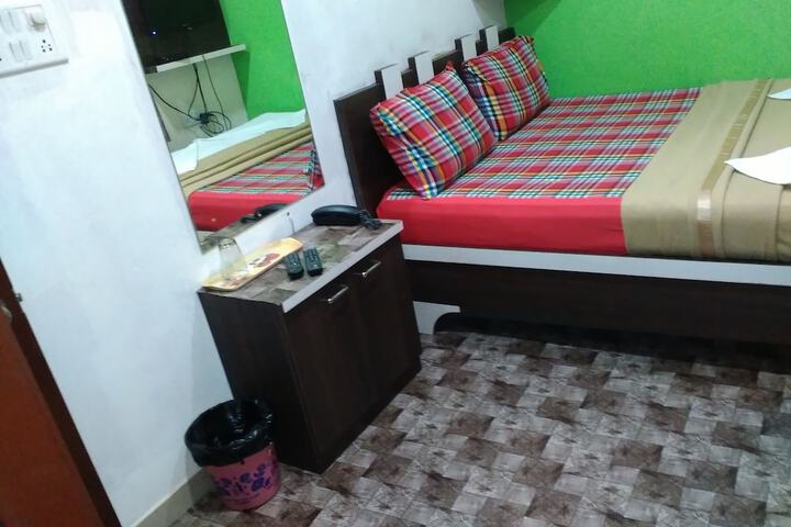 Room 6 of 33