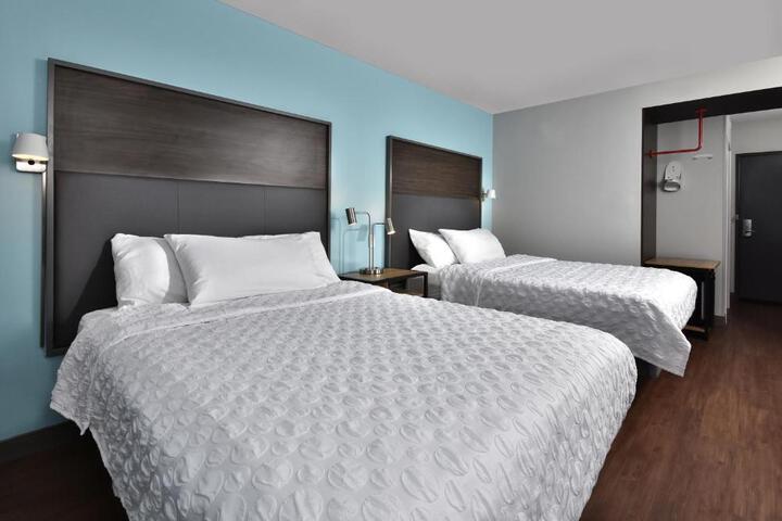 2 Queen Beds (7 of 8)