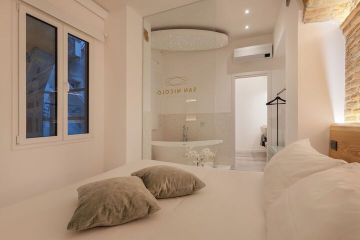 Room 6 of 18