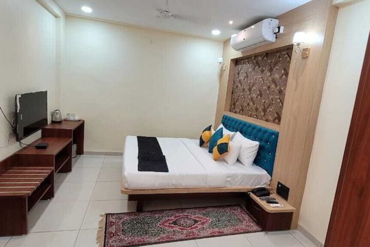 Room 8 of 9