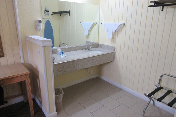 1 King Bed (2 of 20)