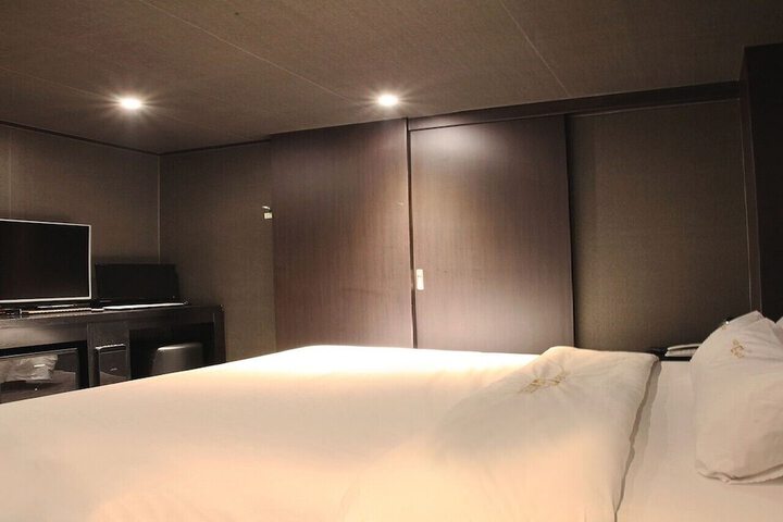 Room 11 of 21