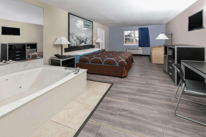 1 King Bed Mobility Accessible Bathtub with Grab Bars (18 of 21)