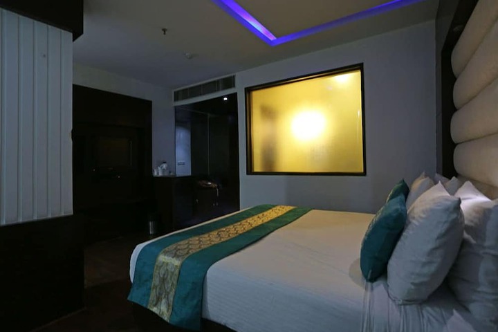 Room 7 of 14