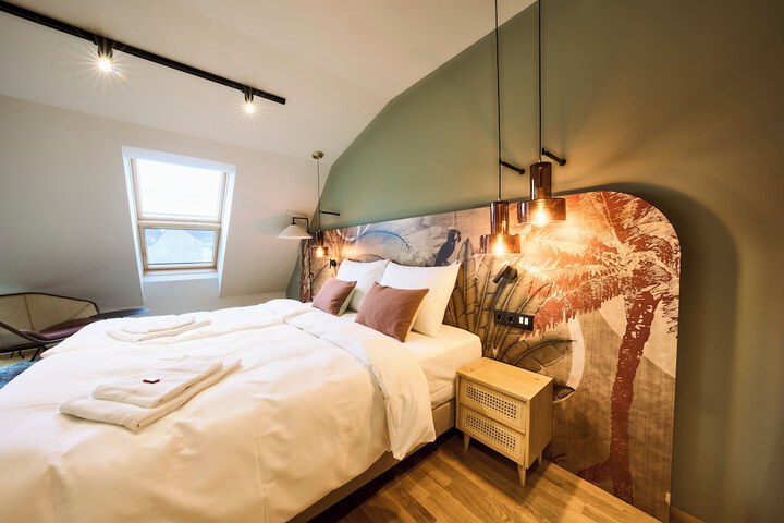 Room 10 of 19