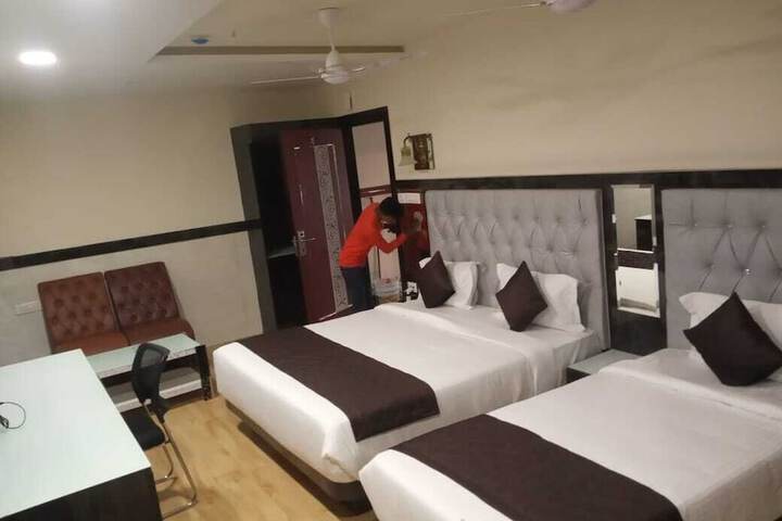 Room 8 of 33