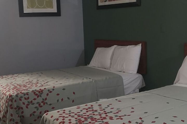 1 Queen Bed (2 of 4)