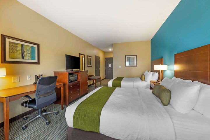 2 Queen Beds Microwave and Refrigerator 39 Inch Led Television High Speed Internet Full Breakfast (9 of 14)
