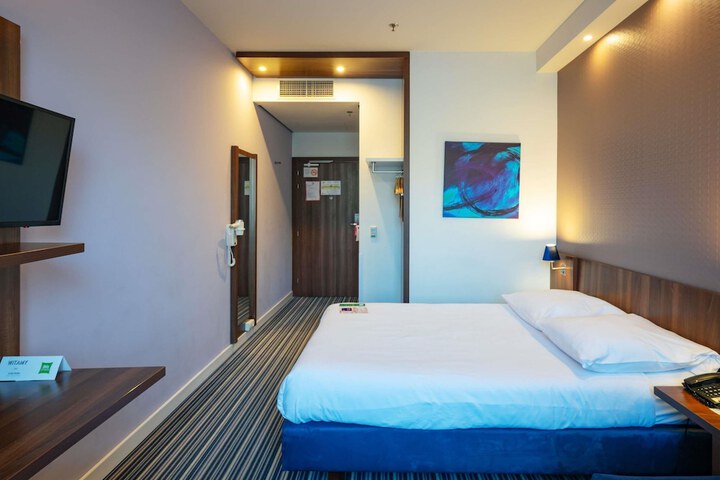 Room 16 of 72