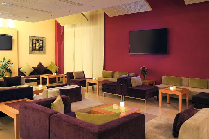 Lounge 98 of 143