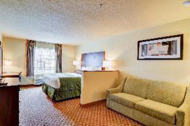 Guest Room King Bed Accessible (1 of 3)