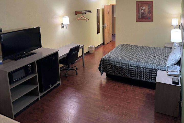 Room 11 of 16