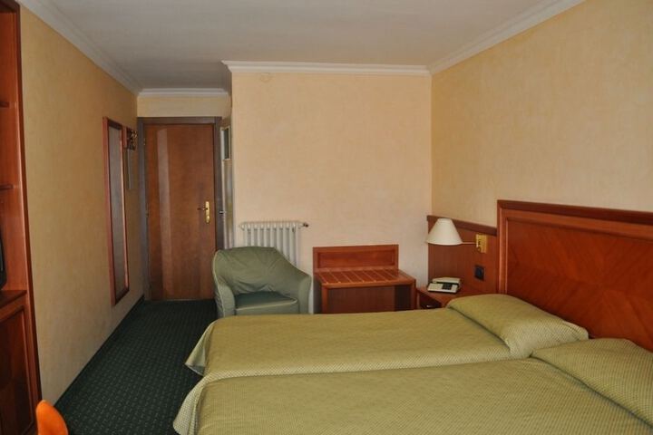 Room 25 of 69