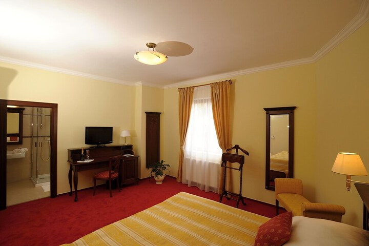 Room 11 of 42
