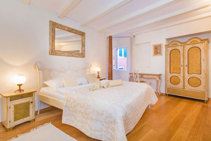 Room 3 of 62