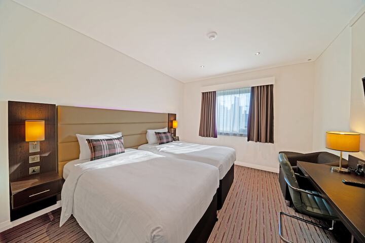 Room 5 of 33