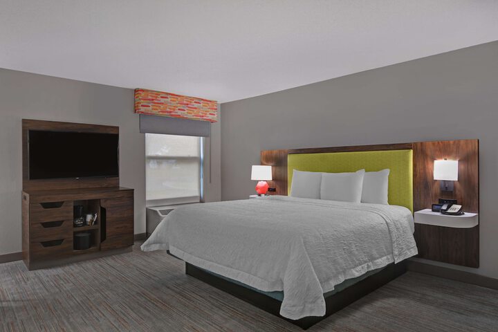 1 King Bed Study with Sofa Bed (20 of 23)