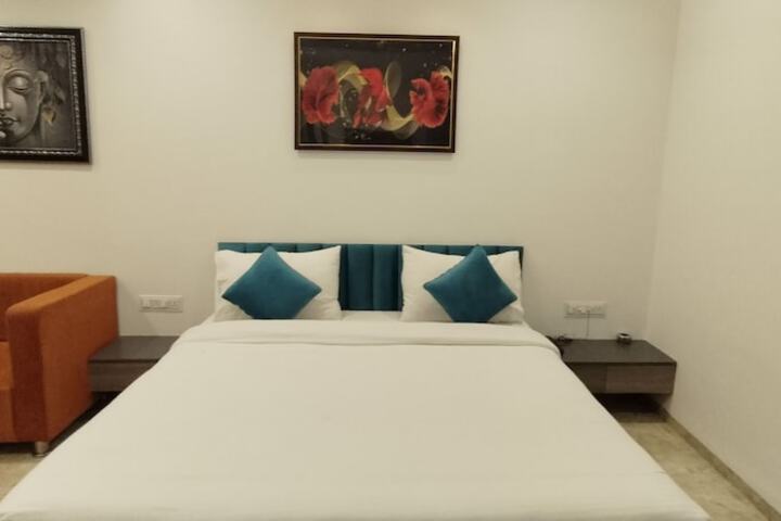 Room 5 of 16