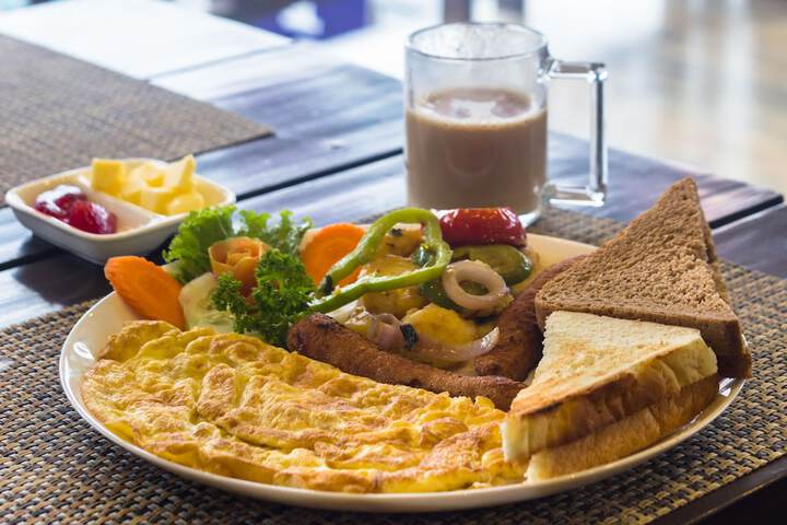 Lounge 26 of 38