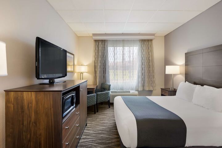 1 Queen Bed First Floor Microwave and Refrigerator WiFi Full Breakfast (1 of 25)