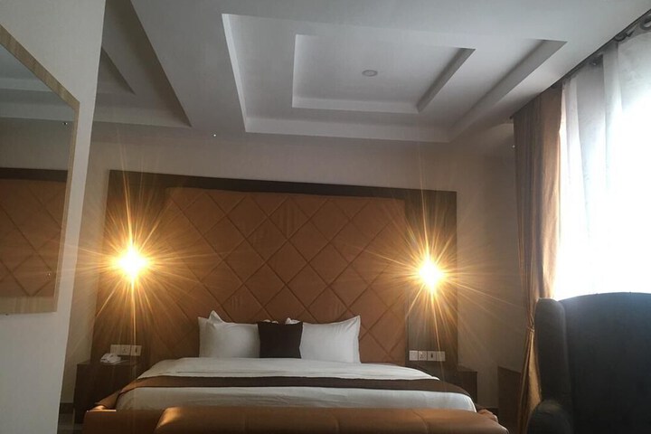 Room 18 of 33