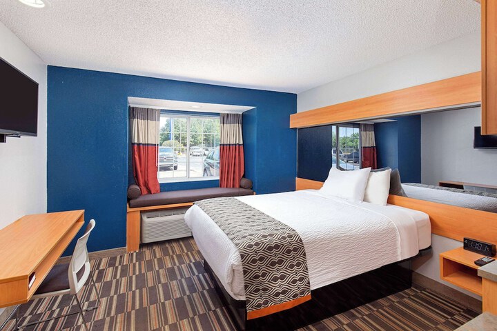 1 Queen Bed Accessible (26 of 32)