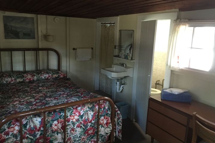 Room 6 of 18